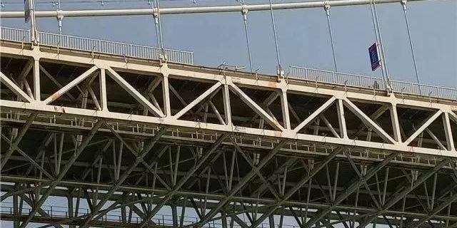 重慶大巴墜江怪防護欄桿？設計、施工企業(yè)表示“這個鍋不背”！